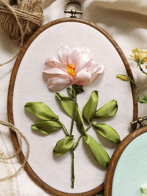 Ręcznie haftowane kwiaty na tkaninie